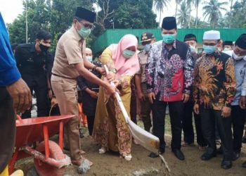 Nevi dan IP Satu Sekop Letakkan Batu Pertama Pembangunan Masjid