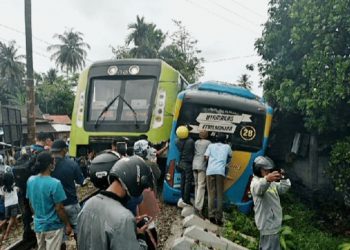 KA BIM Hantam Trans Padang di Simpang Anak Aia Koto Tangah