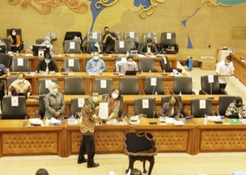 Solok Saiyo Sakato Serahkan Bantuan Sembako untuk Korban Banjir