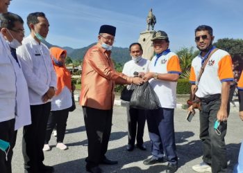 Solok Saiyo Sakato Serahkan Bantuan Sembako untuk Korban Banjir