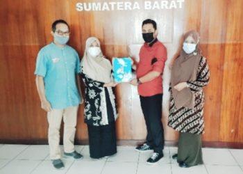 KPU Padang Serahkan Laporan Layanan KIP ke KI Sumbar