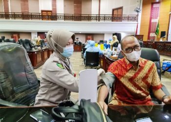 Pimpinan dan Staf DPRD Sumbar Disuntik Vaksin Covid-19