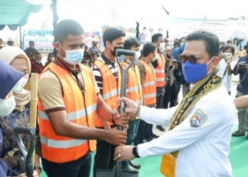 Komite II DPD RI Didaulat Serahkan Bantuan Padat Karya dan Hadiri Peresmian Menara Suar