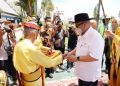 Tiba di Tarakan, Ketua DPD RI Disambut Prosesi Adat Tepung Tawar