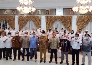 Gubernur Mahyeldi Lepas Kontingen Sumbar ke PON Papua