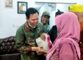 Distribusikan Beras di Kecamatan Putri Hijau Bengkulu Utara, Sultan: Ini Ole-ole dari Ibu Mensos RI