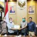KPID Serahkan Anugerah Tokoh Inspiratif Penyiaran 2021 pada Ketua DPRD Sumbar Supardi