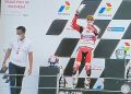 Presiden Jokowi Serahkan Tropi ke Miguel Oliviera, Dony Oskaria ke Juara Moto2