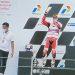 Presiden Jokowi Serahkan Tropi ke Miguel Oliviera, Dony Oskaria ke Juara Moto2