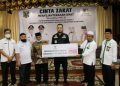 Bupati Sijunjung Serahkan Dana Zakat Baznas Tahap I pada 1.131 Orang Mustahik