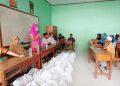 Anggota DPR RI Nevi Zuairina Bagi-bagi Sembako di Pasaman
