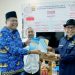 Sekdako Yota Balad Serahkan Buku Pintar PPID Pariaman ke Wakil Ketua KI Sumbar