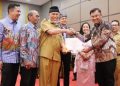 AKIP 2022: Sutan Riska Dianugerahi BUKA Award dan Pemkab Dharmasraya Predikat Informatif