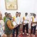 Bupati Eka Putra Beri Penghargaan 4 Wartawan Tanah Datar yang Ikut Porwanas