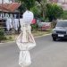 Protes Jalan Rusak Tidak Kunjung Diperbaiki, Warga Harau Pasang “Pocong” di Badan Jalan