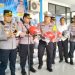 Motivasi Pengendara Sepeda Motor Tertib Berlalulintas, Polres Pasaman Barat Bagikan 1000 Helm