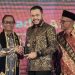 Fadly Amran Raih Anugerah Tinarbuka pada Puncak HKIN 2023 di Riau