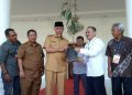 Kontingen Penas XVI Bangka Barat Beri Cinderamata Gubernur Sumbar Bibit Durian Unggul Klamunod