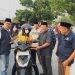 Syukuri Hasil Pileg, NasDem Padang Bagi Ratusan Takjil untuk Driver Ojek Online