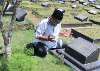 Setangkai Mawar Merah di Pusara Mantan Gubernur Sumbar Marlis Rahman