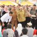 Presiden Jokowi Tak Jadi Datang ke Tanah Datar, Diwakili Menko PMK Muhadjir Serahkan Santunan dan Bantuan