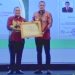 Tiga Terbaik se-Indonesia, Bupati Sijunjung Terima Penghargaan dari Kemendes PDTT