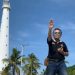 Penyair Pulo Lasman Simanjuntak Baca Puisi di Bawah Mercusuar Tua di Kawasan Destinasi Wisata Pulau Lengkuas Belitung