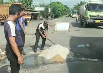 Dishub Dharmasraya Tambal Lubang Berbahaya di Jalan Lintas Sumatera Palo Padang