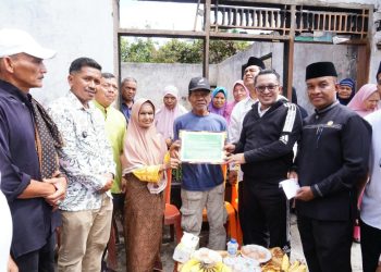 Bupati Eka Putra Serahkan Bantuan untuk Korban Kebakaran di Tanjung Barulak