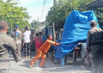 Satpol PP Tertibkan Lapak yang Ditinggal Pedagang di Pantai Padang