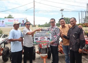 Pemkab Dharmasraya Serahkan 10 Unit Traktor Hibah Kementan RI untuk Poktan dari Berbagai Nagari