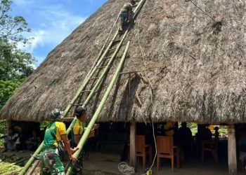Satgas Pamtas Yonarmed 12 Kostrad Lestarikan Warisan Leluhur Lewat Renovasi Rumah Adat di Maudemu