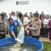 Kapolda Sumbar Silaturahmi dengan Penghuni Huntara Talao Mundam Padang Pariaman, Bantu Bibit Ikan dan Tanam Pohon Pelindung