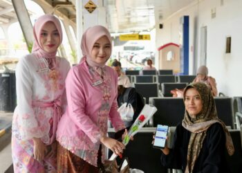 KAI Divre II Sumbar Peringati Hari Kartini dengan Beri Penumpang Perempuan Souvenir