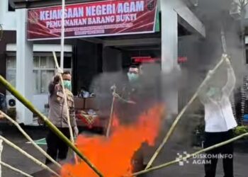 Kejari Agam Musnahkan Barang Bukti 76 Perkara Pidana yang Sudah Inkrah