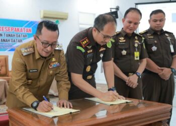 Bupati Tanah Datar Teken MoU dengan Kejari, Prioritas Penataan dan Penyelamatan Aset Daerah