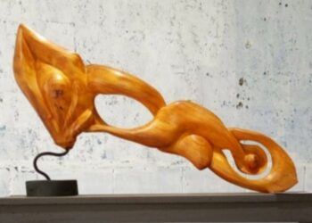 Menikmati 2 Patung Kayu Karya Irwanto Seroja