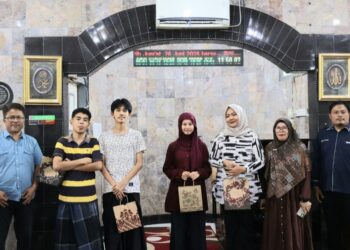 Remaja Masjid Al Mujahidin Komplek Pemda Aru Lubeg Antusias Dilatih Public Speaking oleh Tim PKM Jurusan Bahasa Inggris PNP