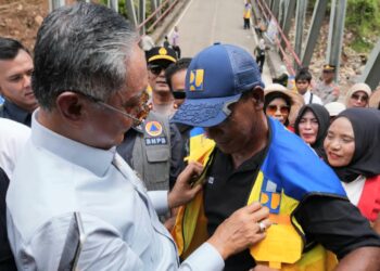 Menteri PU Dody Hanggodo Kunjungi Jembatan Enang-Enang yang Dibangun Masyarakat Bener Meriah Aceh Secara Swadaya
