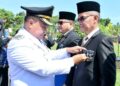 Bupati Agam Benni Warlis Serahkan Penghargaan Satyalancana Karya Satya pada ASN
