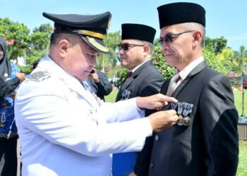 Bupati Agam Benni Warlis Serahkan Penghargaan Satyalancana Karya Satya pada ASN
