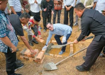 Bupati Tanah Datar Eka Putra Letakkan Batu Pertama Pembangunan Rumah Gadang IKTD Tanjung Pinang