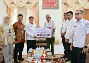 Bupati Agam Serahkan Santunan untuk 10 Warga Terdampak Sambaran Petir dan Tanah Longsor